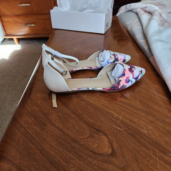 Women Size 11 Flats Dream Paris Floral Print with White Backs Buckle Strap - Picture 9 of 13